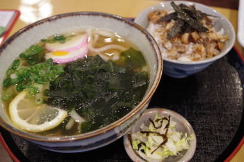 わかめうどん＋あなごまぶし飯